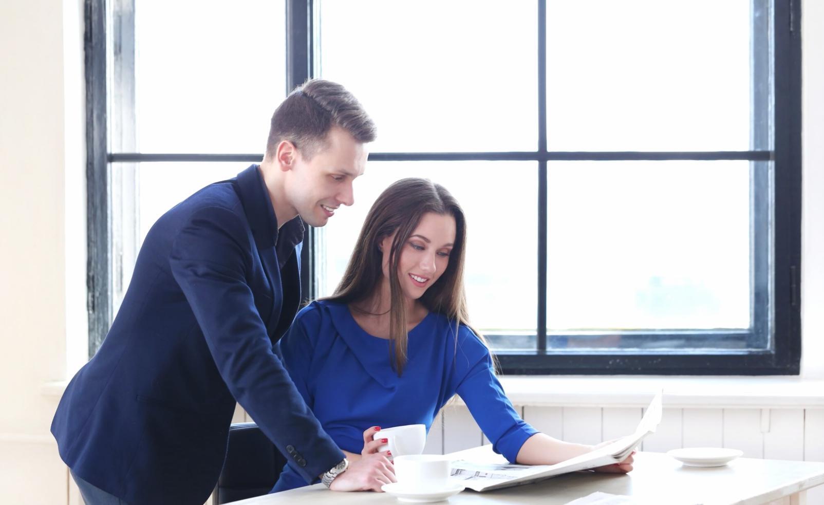 Session de travail en analyse financière avec tableaux et graphiques